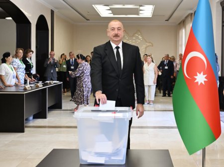 Prezidentin xanımı və qızı ilə səsverməsindən - Fotolar Prezidentin xanımı və qızı ilə səsverməsindən - Fotolar