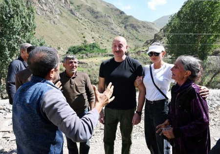 Prezident İlham Əliyev və Mehriban Əliyeva Kəlbəcər sakinləri ilə görüşüblər