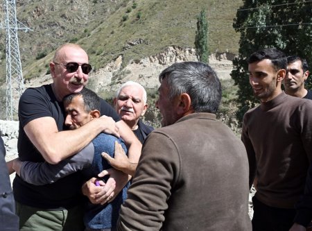 Prezident İlham Əliyev və Mehriban Əliyeva Kəlbəcər sakinləri ilə görüşüblər