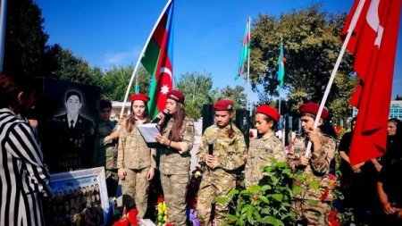 Etibar Hüseynova : Bərdə şəhəri N.Nərimanov adına 3 saylı tam orta məktəbin şagirdləri şəhidlərimizə həsr edilmiş şeirlər söylədilər.