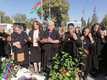 Etibar Hüseynova : .Əziz xatirələrini böyük hörmət və ehtramla anırıq - FOTOLAR