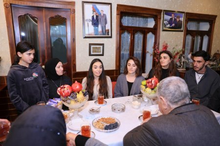 Leyla Əliyeva çoban Xanışın ailəsi ilə bir arada - FOTOLAR Leyla Əliyeva çoban Xanışın ailəsi ilə bir arada - FOTOLAR