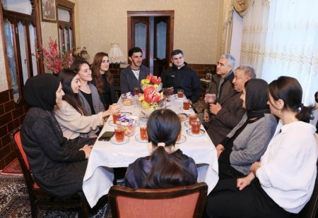 Leyla Əliyeva çoban Xanışın ailəsi ilə bir arada - FOTOLAR Leyla Əliyeva çoban Xanışın ailəsi ilə bir arada - FOTOLAR
