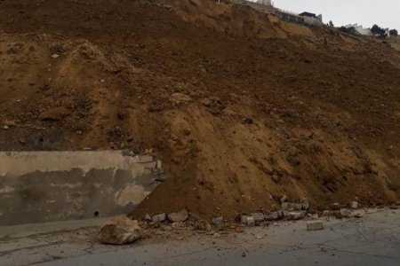İri qaya parçalarının Bakı Kənar Dairəvi yoluna doğru sürüşməsi müşahidə edilib, ərazi nəzarətə götürülüb - YENİLƏNİB İri qaya parçalarının Bakı Kənar Dairəvi yoluna doğru sürüşməsi müşahidə edilib, ərazi nəzarətə götürülüb - YENİLƏNİB