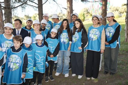 Leyla və Arzu Əliyevalar ağacəkmə aksiyasında - Fotolar Leyla və Arzu Əliyevalar ağacəkmə aksiyasında - Fotolar