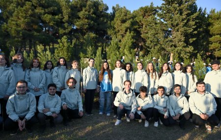 Leyla və Arzu Əliyevalar ağacəkmə aksiyasında - Fotolar Leyla və Arzu Əliyevalar ağacəkmə aksiyasında - Fotolar