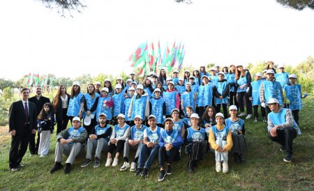 Leyla və Arzu Əliyevalar ağacəkmə aksiyasında - Fotolar Leyla və Arzu Əliyevalar ağacəkmə aksiyasında - Fotolar