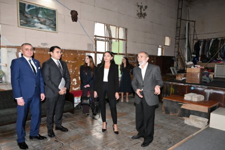 Mehriban Əliyeva və ailə üzvləri Pantomim Teatrının binasında mövcud vəziyyətlə tanış olublar - FOTO Mehriban Əliyeva və ailə üzvləri Pantomim Teatrının binasında mövcud vəziyyətlə tanış olublar - FOTO