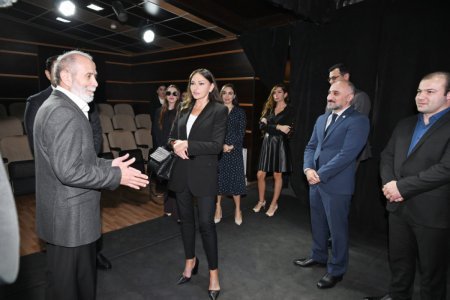 Mehriban Əliyeva və ailə üzvləri Pantomim Teatrının binasında mövcud vəziyyətlə tanış olublar - FOTO Mehriban Əliyeva və ailə üzvləri Pantomim Teatrının binasında mövcud vəziyyətlə tanış olublar - FOTO