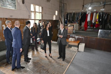 Mehriban Əliyeva və ailə üzvləri Pantomim Teatrının binasında mövcud vəziyyətlə tanış olublar - FOTO Mehriban Əliyeva və ailə üzvləri Pantomim Teatrının binasında mövcud vəziyyətlə tanış olublar - FOTO