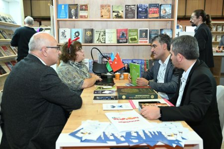 İstanbul sərgisində Azərbaycan yazarlarının iştirakı ilə ədəbi müzakirələr və imza mərasimi keçirilib İstanbul sərgisində Azərbaycan yazarlarının iştirakı ilə ədəbi müzakirələr və imza mərasimi keçirilib