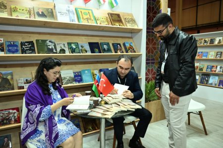 İstanbul sərgisində Azərbaycan yazarlarının iştirakı ilə ədəbi müzakirələr və imza mərasimi keçirilib İstanbul sərgisində Azərbaycan yazarlarının iştirakı ilə ədəbi müzakirələr və imza mərasimi keçirilib