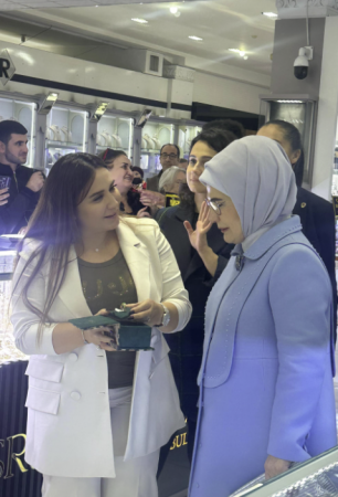Əminə Ərdoğan Vəsilənin mağazasında - FOTO Əminə Ərdoğan Vəsilənin mağazasında - FOTO