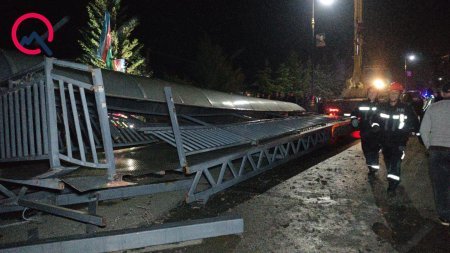 Yük maşını yerüstü piyada keçidini uçurdu - Foto + Yenilənib