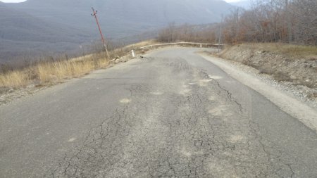 Şamaxıda avtomobil yolunda çökmə baş verib - FOTO Şamaxıda avtomobil yolunda çökmə baş verib - FOTO