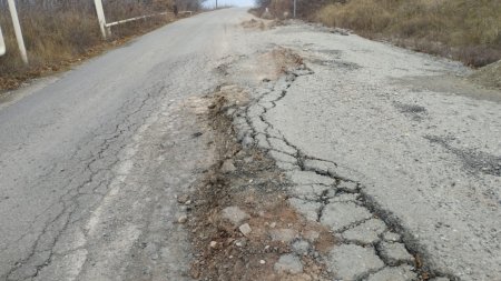 Şamaxıda avtomobil yolunda çökmə baş verib - FOTO Şamaxıda avtomobil yolunda çökmə baş verib - FOTO