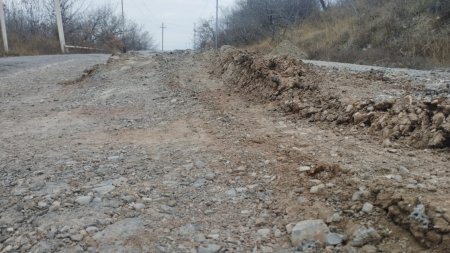 Şamaxıda avtomobil yolunda çökmə baş verib - FOTO Şamaxıda avtomobil yolunda çökmə baş verib - FOTO