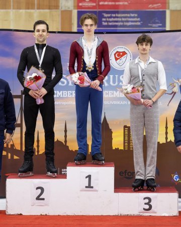 Azərbaycanlı idmançı beynəlxalq fiqurlu konkisürmə yarışında qızıl medal qazanıb - FOTOLAR
