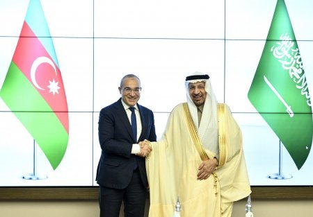 Azərbaycan və Səudiyyə nazirləri ticarət və investisiya artımını sürətləndirməyin yollarını müzakirə ediblər Azərbaycan və Səudiyyə nazirləri ticarət və investisiya artımını sürətləndirməyin yollarını müzakirə ediblər