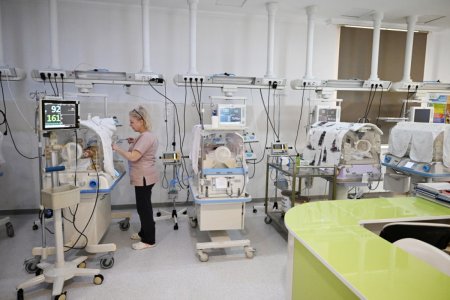 Leyla Əliyeva K.Fərəcova adına Elmi Tədqiqat Pediatriya və Elmi Tədqiqat Mamalıq və Ginekologiya institutlarını ziyarət edib - FOTOLAR