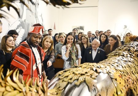 Leyla Əliyeva nigeriyalı heykəltəraşın sərgi açılışında - FOTOLAR Leyla Əliyeva nigeriyalı heykəltəraşın sərgi açılışında - FOTOLAR