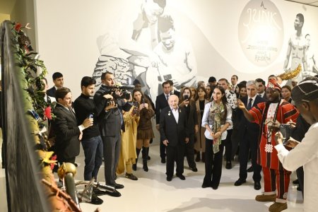 Leyla Əliyeva nigeriyalı heykəltəraşın sərgi açılışında - FOTOLAR Leyla Əliyeva nigeriyalı heykəltəraşın sərgi açılışında - FOTOLAR