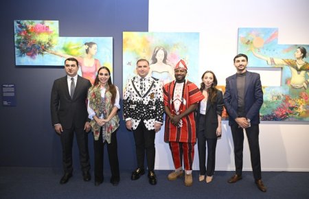 Leyla Əliyeva nigeriyalı heykəltəraşın sərgi açılışında - FOTOLAR Leyla Əliyeva nigeriyalı heykəltəraşın sərgi açılışında - FOTOLAR