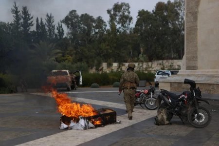 Bir qrup silahlı şəxs Bəşər Əsədin atasının məzarını yandırıb