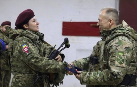Ukrayna SQ-nin baş komandanı Kursk istiqamətinə səfər edib - FOTOLAR