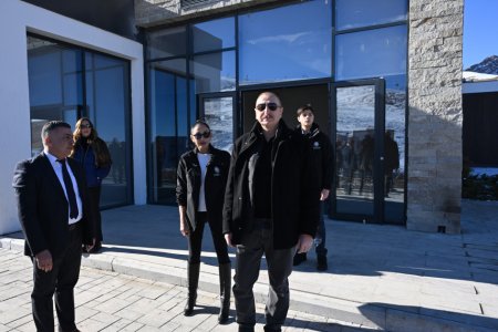 Prezident İlham Əliyev Şahdağ Turizm Kompleksində yerləşən “Lakeside” hotelində aparılmış işlərlə və “Xizək klubu” binasının tikintisi ilə tanış olub YENİLƏNİB-2 - FOTOLAR