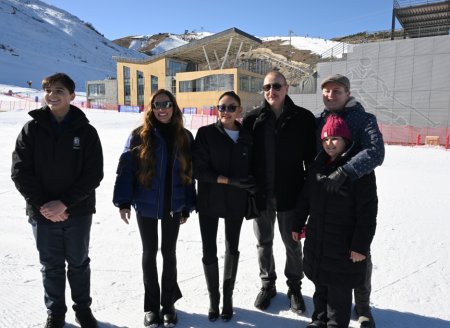 Prezident İlham Əliyev Şahdağ Turizm Kompleksində yerləşən “Lakeside” hotelində aparılmış işlərlə və “Xizək klubu” binasının tikintisi ilə tanış olub YENİLƏNİB-2 - FOTOLAR