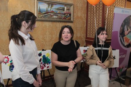 Məhdudiyyətsiz İncəsənət: Yeniyetmələrin Bacarıqları ilə İlham Verən Layihə - FOTO Məhdudiyyətsiz İncəsənət: Yeniyetmələrin Bacarıqları ilə İlham Verən Layihə - FOTO