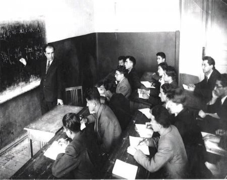 Yanvarın 14-ü Azərbaycanın görkəmli riyaziyyatçısı, Əməkdar elm xadimi, akademik, riyaziyyat sahəsi üzrə ilk azərbaycanlı elmlər doktoru, professor Zahid Xəlilovun doğum günüdür - FOTO