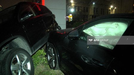 Bakıda "Porsche" markalı avtomobil ağır qəza törədib - FOTO Bakıda "Porsche" markalı avtomobil ağır qəza törədib - FOTO