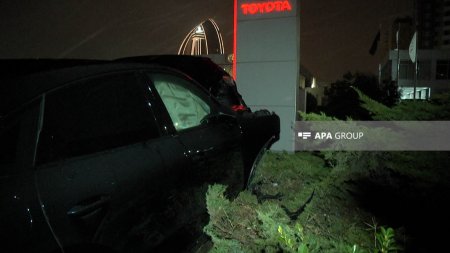 Bakıda "Porsche" markalı avtomobil ağır qəza törədib - FOTO Bakıda "Porsche" markalı avtomobil ağır qəza törədib - FOTO