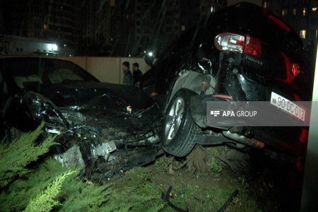 Bakıda "Porsche" markalı avtomobil ağır qəza törədib - FOTO Bakıda "Porsche" markalı avtomobil ağır qəza törədib - FOTO
