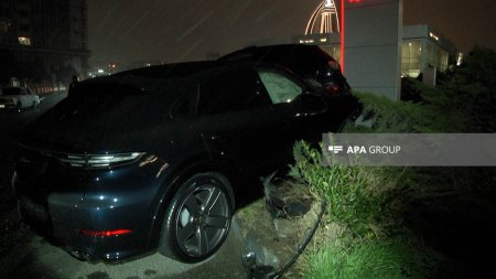 Bakıda "Porsche" markalı avtomobil ağır qəza törədib - FOTO Bakıda "Porsche" markalı avtomobil ağır qəza törədib - FOTO