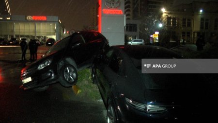 Bakıda "Porsche" markalı avtomobil ağır qəza törədib - FOTO Bakıda "Porsche" markalı avtomobil ağır qəza törədib - FOTO