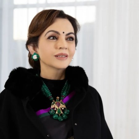 Andiçmədə bahalı geyimi və zinət əşyası ilə diqqət çəkdi - FOTOLAR Andiçmədə bahalı geyimi və zinət əşyası ilə diqqət çəkdi - FOTOLAR