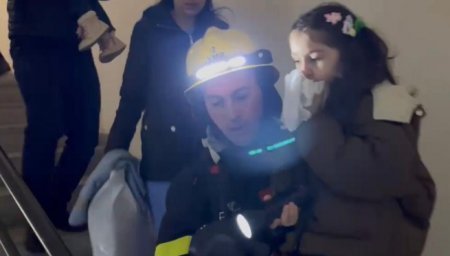 FHN: Xırdalanda çoxmərtəbəli yaşayış binasındakı yanğın söndürülüb - FOTO FHN: Xırdalanda çoxmərtəbəli yaşayış binasındakı yanğın söndürülüb - FOTO