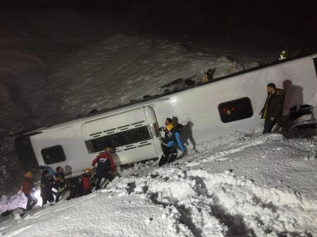 Türkiyədə avtobus aşıb, dörd nəfər ölüb, 24 yaralı var - FOTO Türkiyədə avtobus aşıb, dörd nəfər ölüb, 24 yaralı var - FOTO