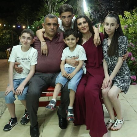 Gülyanaq Məmmədova ailəsi ilə - Fotolar Gülyanaq Məmmədova ailəsi ilə - Fotolar