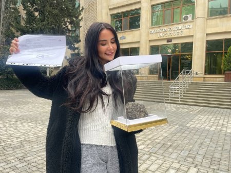 Həyətinə düşən daş meteorit imiş - Fotolar Həyətinə düşən daş meteorit imiş - Fotolar