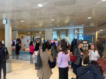 UNESCO-da tədbirdə Azərbaycan dili, əlifbasına aid kitablar, açıqcalar, suvenirlər nümayiş olunub  - FOTOLAR