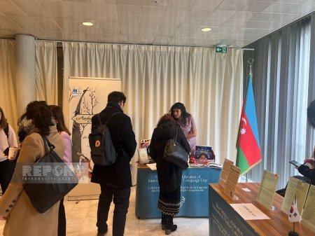 UNESCO-da tədbirdə Azərbaycan dili, əlifbasına aid kitablar, açıqcalar, suvenirlər nümayiş olunub  - FOTOLAR