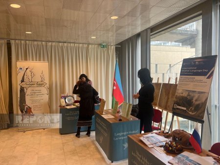 UNESCO-da tədbirdə Azərbaycan dili, əlifbasına aid kitablar, açıqcalar, suvenirlər nümayiş olunub  - FOTOLAR