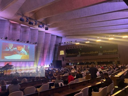 UNESCO-da tədbirdə Azərbaycan dili, əlifbasına aid kitablar, açıqcalar, suvenirlər nümayiş olunub  - FOTOLAR