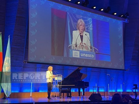 UNESCO-da tədbirdə Azərbaycan dili, əlifbasına aid kitablar, açıqcalar, suvenirlər nümayiş olunub  - FOTOLAR