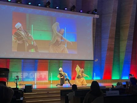 UNESCO-da tədbirdə Azərbaycan dili, əlifbasına aid kitablar, açıqcalar, suvenirlər nümayiş olunub  - FOTOLAR