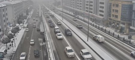 Paytaxtın bəzi küçə və prospektlərində yolların sürüşkən olması səbəbindən qəzalar baş verib